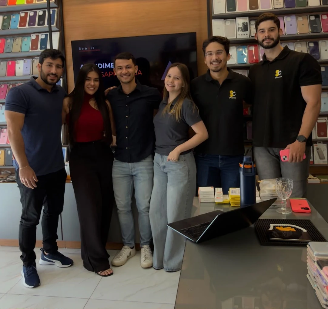 Equipe BeAxis com clientes em reunião presencial